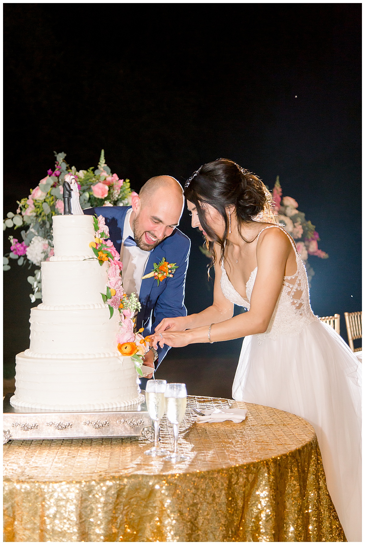 Bride and groom cut cake at Hyatt Regency Hill Country Resort Wedding in San Antonio, TX | San Antonio Wedding photographer| Destination Wedding Photographer| Monica Roberts Photography | monicaroberts.com